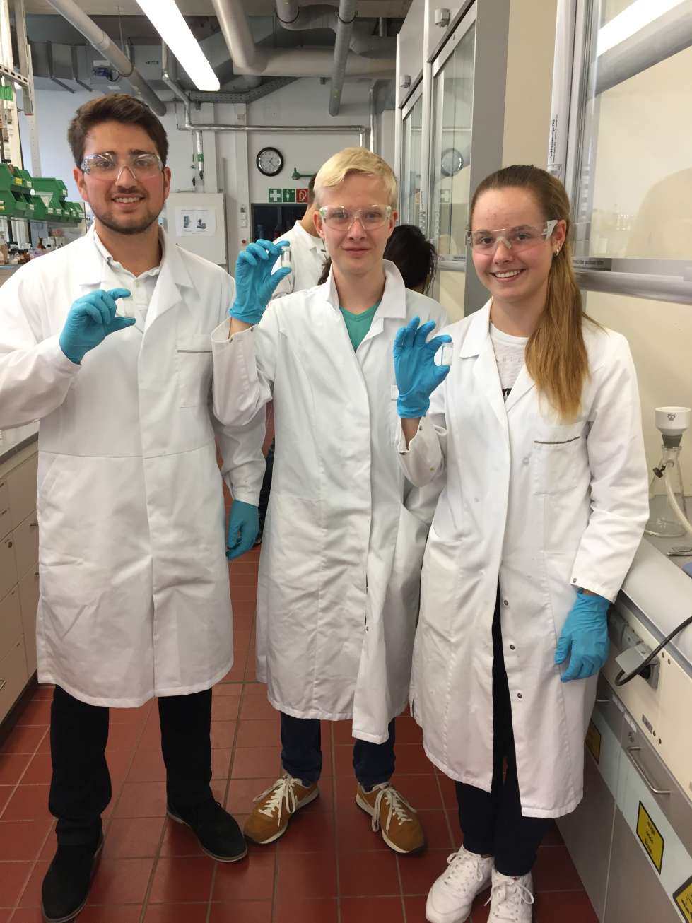 Schüler der Oberstufe besuchen das Labor der Firma Merck