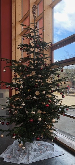 Weihnachtsbaum-Schmücken ist eine Kunst…